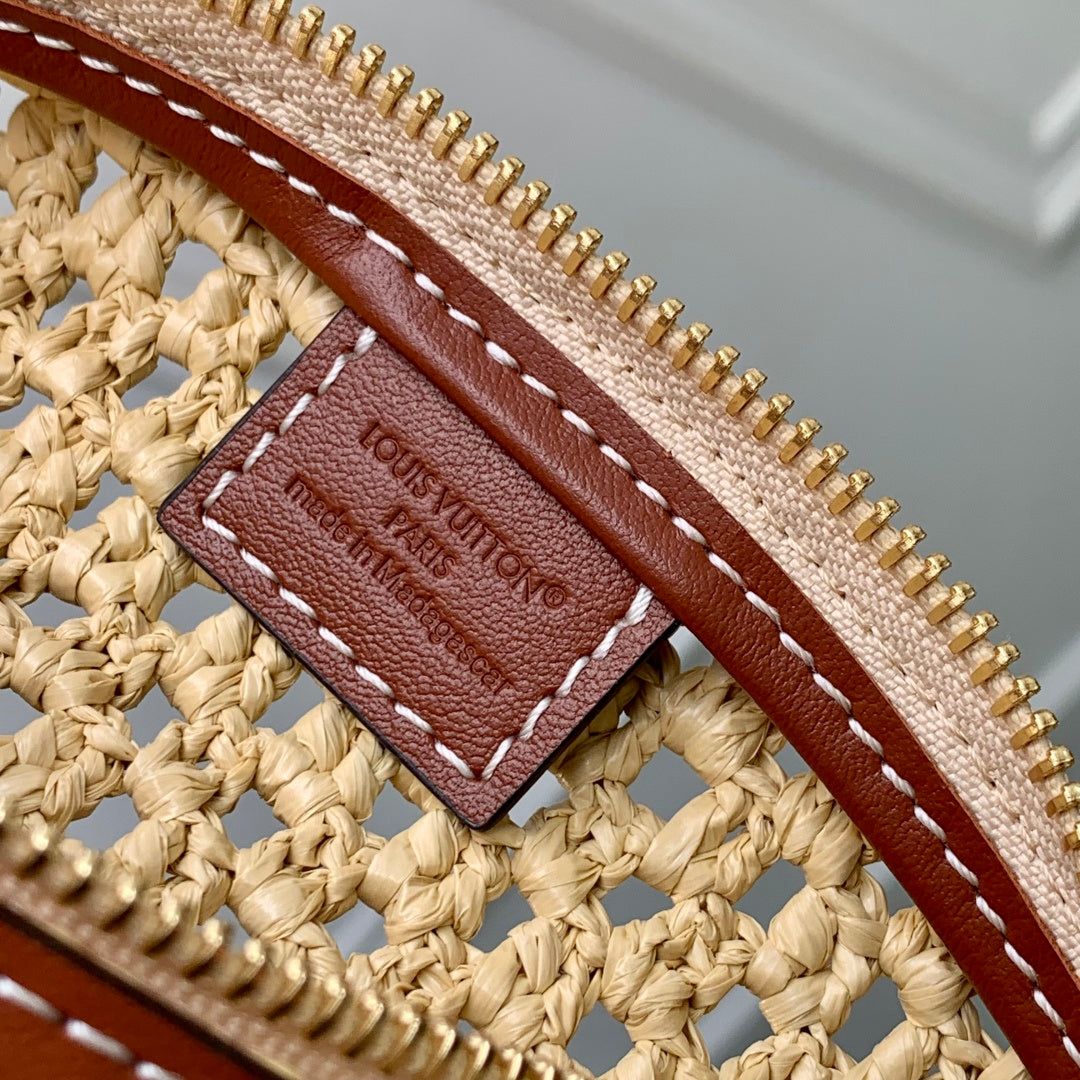 Louis Vuitton Hills Pochette Bag M14304