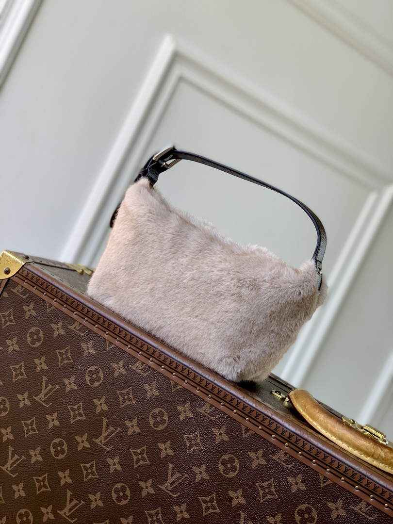 Louis Vuitton Hills Pochette Bag M15031