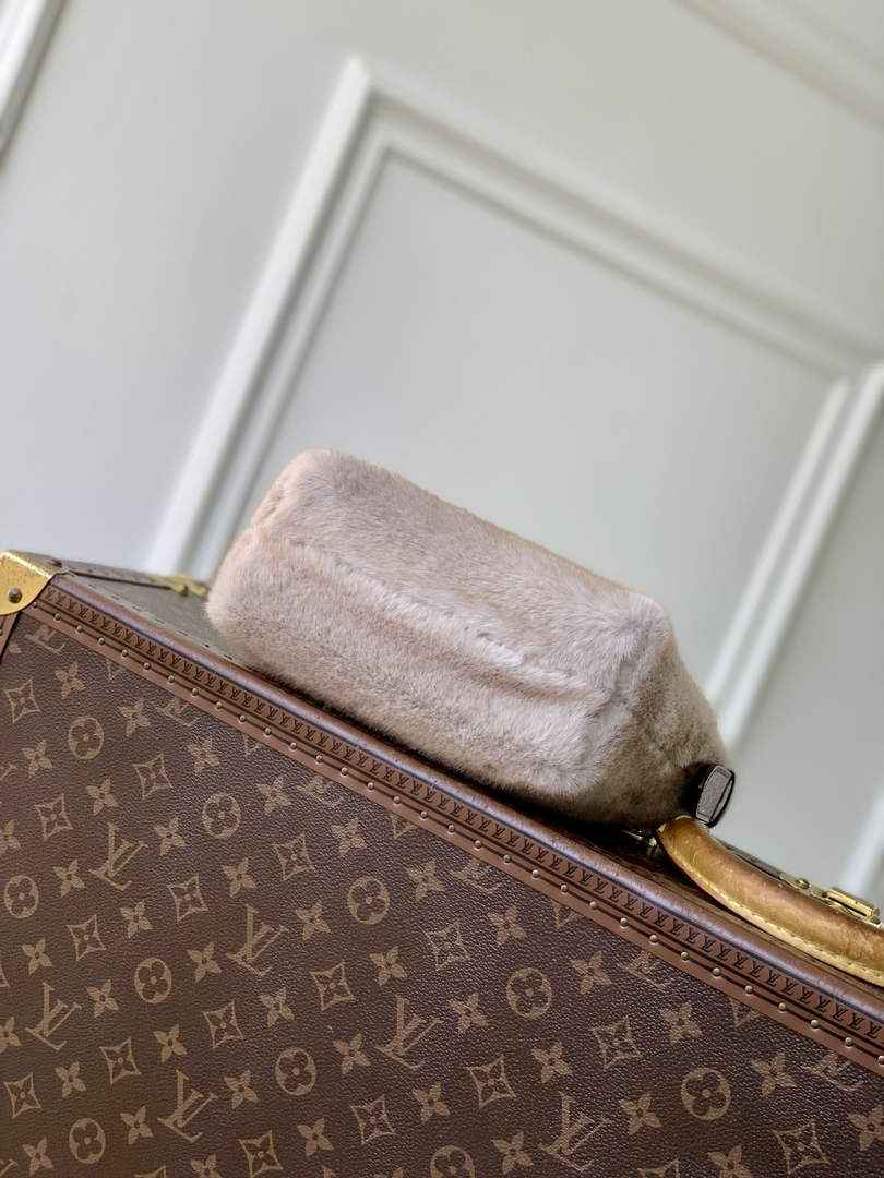 Louis Vuitton Hills Pochette Bag M15031