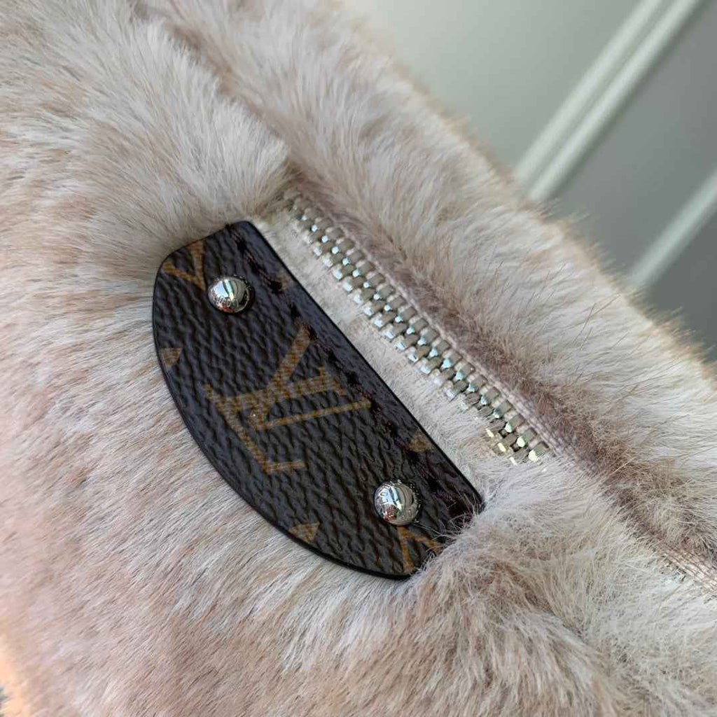 Louis Vuitton Hills Pochette Bag M15031