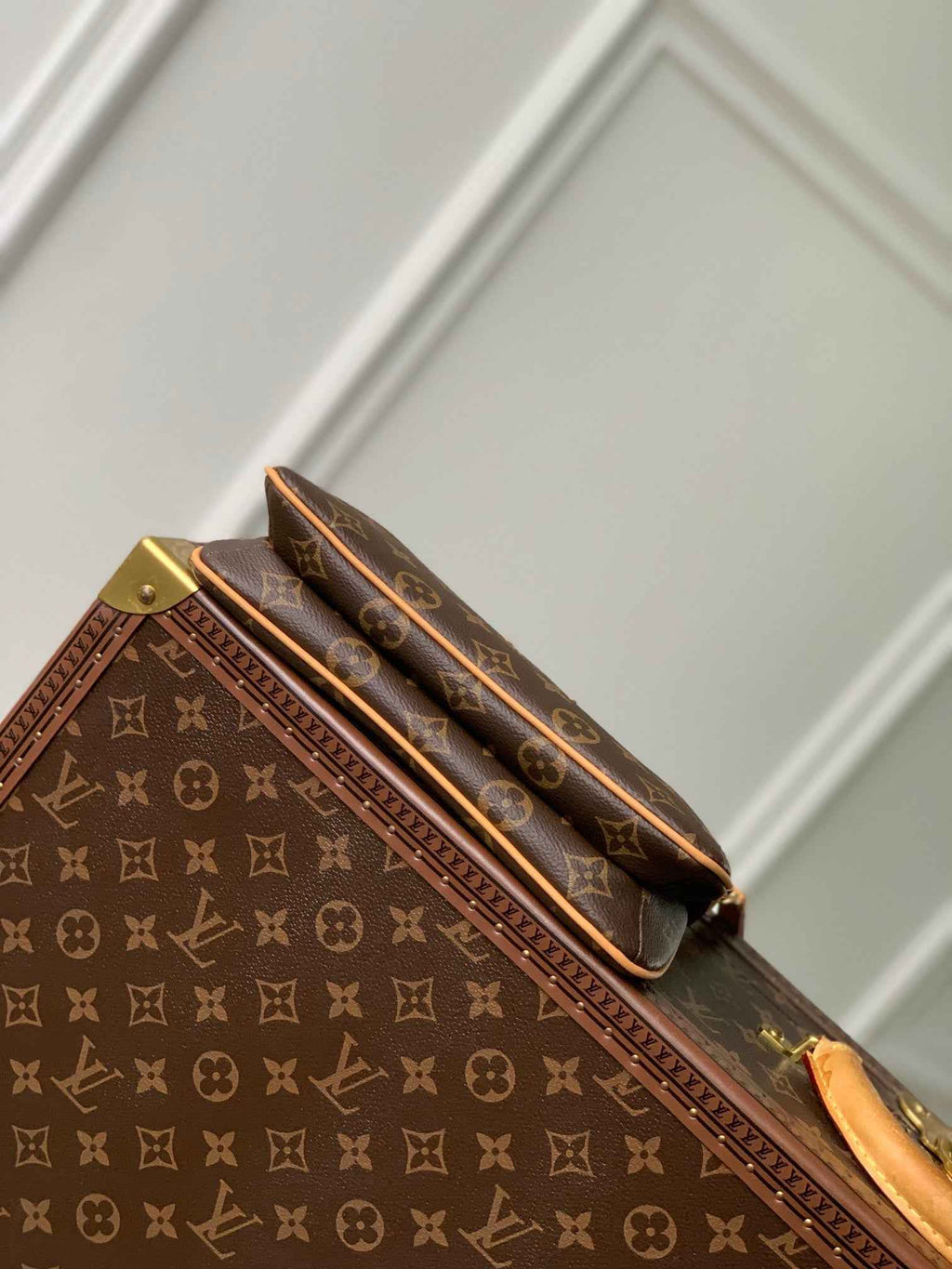 Louis Vuitton Liv Pochette Bag M83008 Monogram canvas