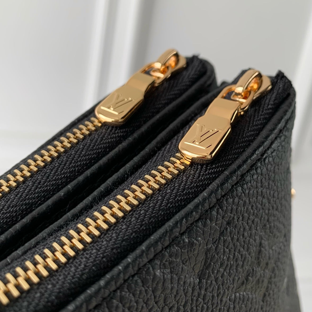 Louis Vuitton Liv Pochette Bag M83301 Black Leather