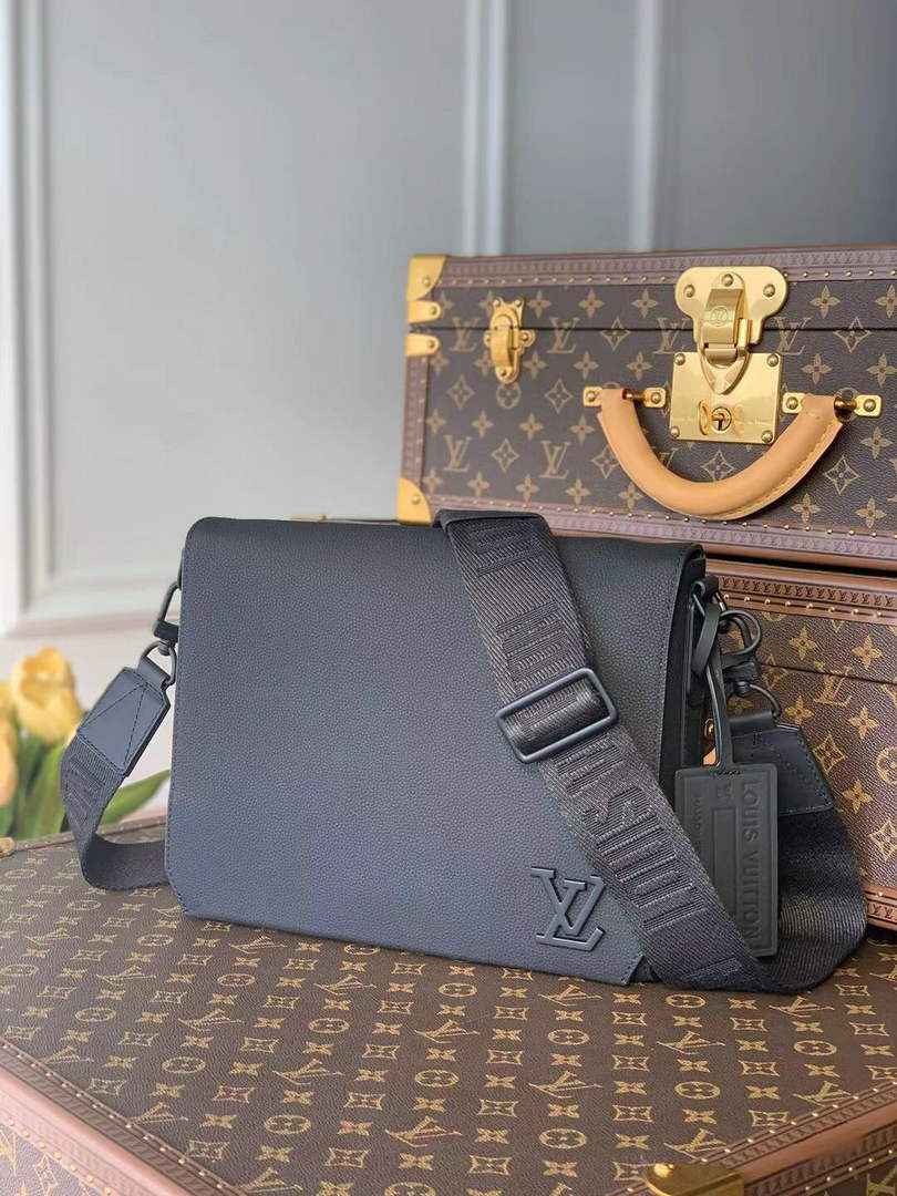 Louis Vuitton LV M57080 Aerogram Takeoff Messenger Bag Black