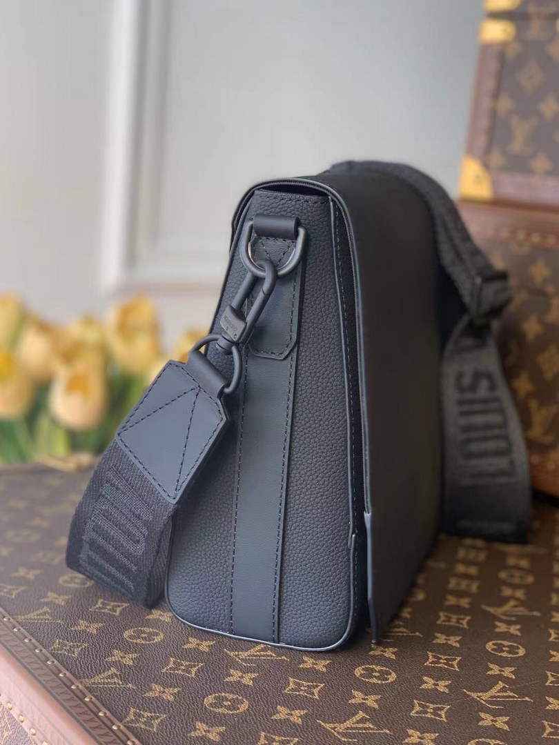 Louis Vuitton LV M57080 Aerogram Takeoff Messenger Bag Black