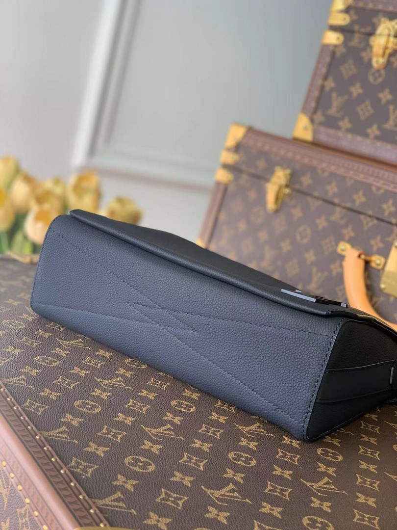Louis Vuitton LV M57080 Aerogram Takeoff Messenger Bag Black