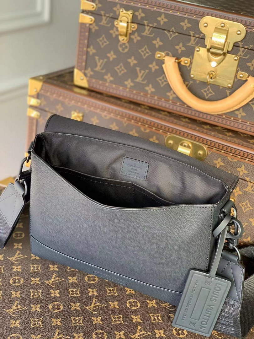 Louis Vuitton LV M57080 Aerogram Takeoff Messenger Bag Black