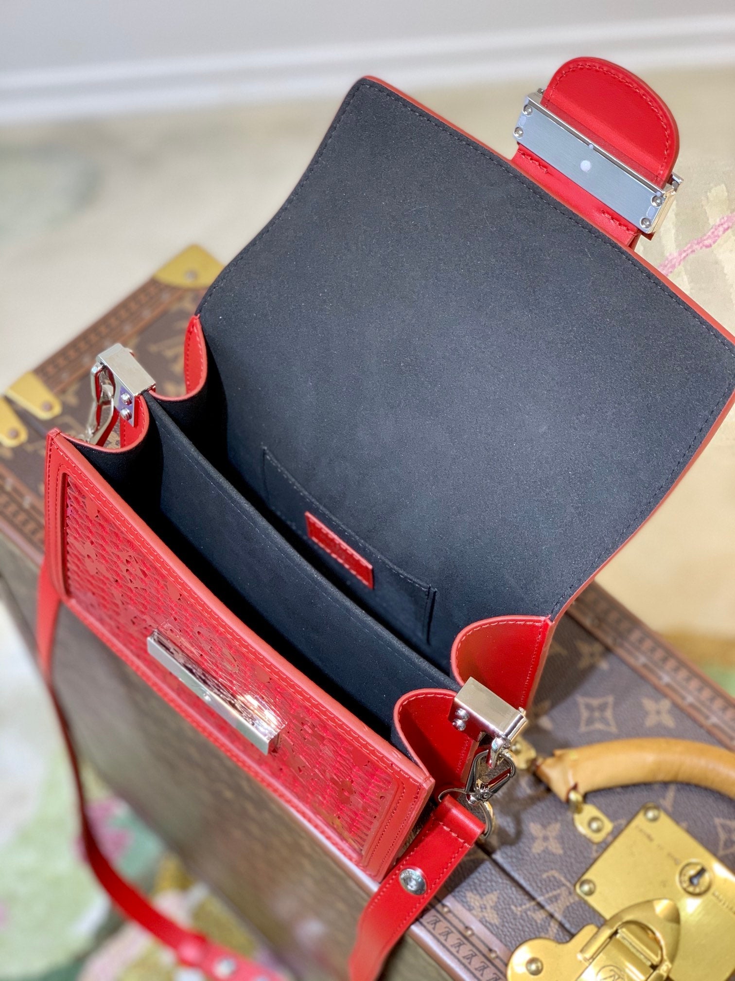 Louis Vuitton M20359 Mini Dauphine Shoulder bag Red - 20 x 15 x 9 cm / Red / calfskin leathe - View 8