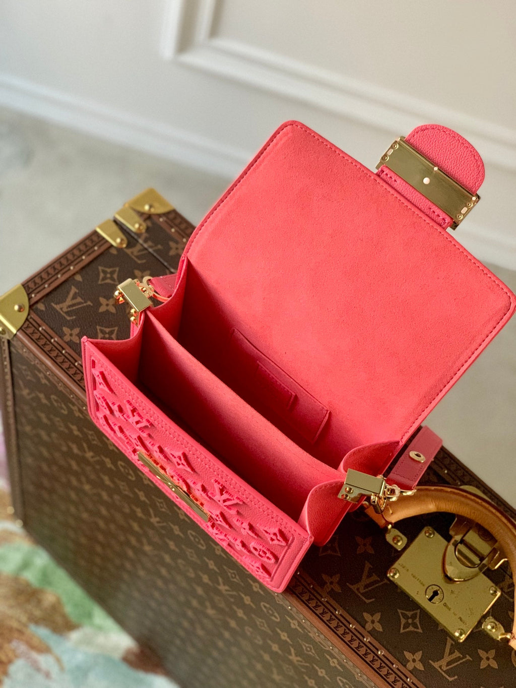 Louis Vuitton M20747 Mini Dauphine Shoulder bag Fluo Pink - 20 x 15 x 9 cm / Pink / calfskin leathe - View 5