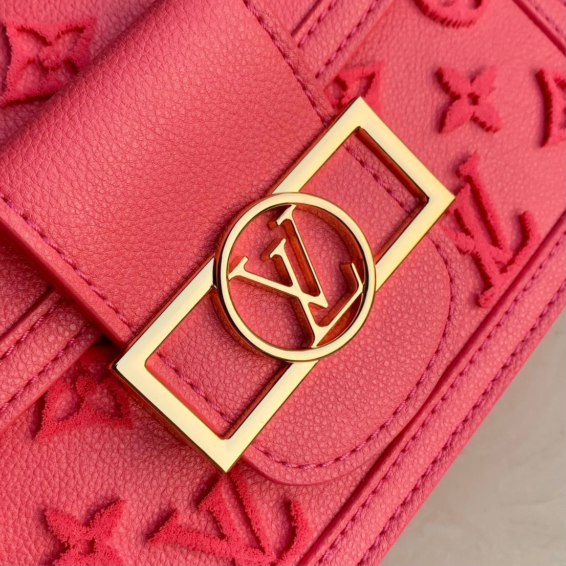Louis Vuitton M20747 Mini Dauphine Shoulder bag Fluo Pink - 20 x 15 x 9 cm / Pink / calfskin leathe - View 6