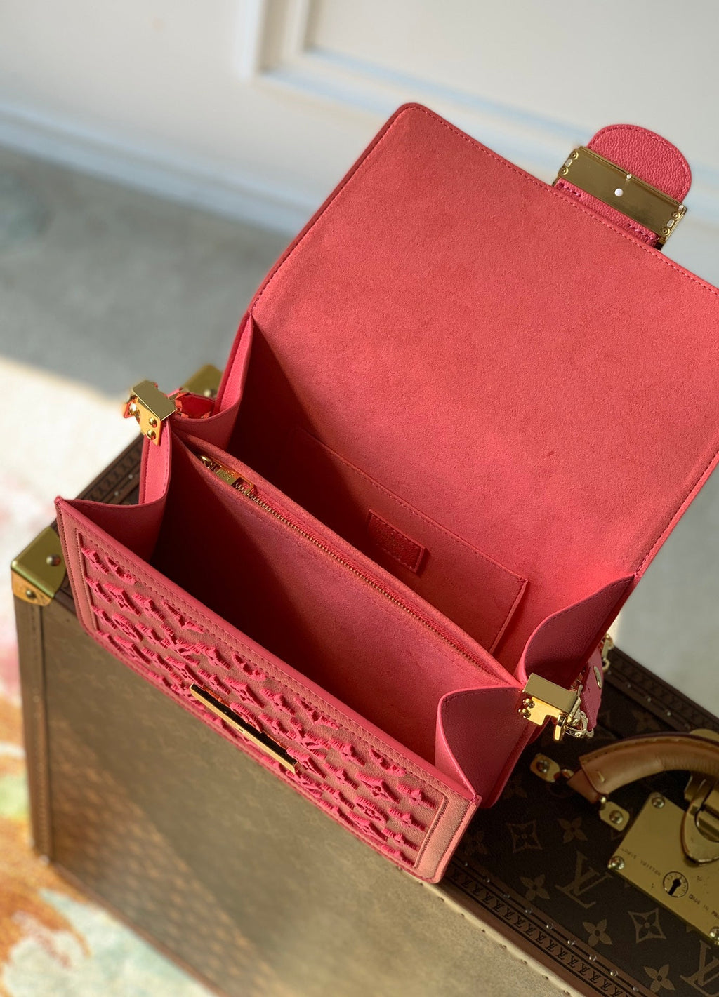 Louis Vuitton M20749 Dauphine MM Shoulder bag Pink - 25 x 17 x 10.5 cm / Pink / Cowhide-leather trim - View 5