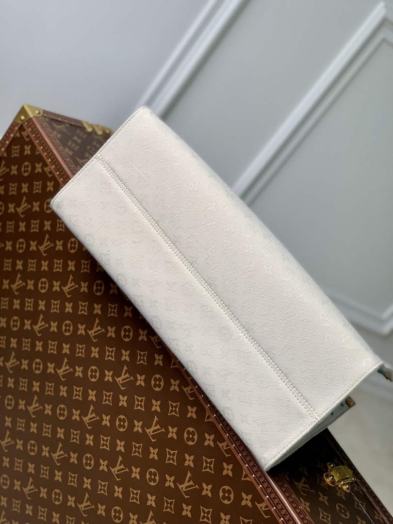 Louis Vuitton M20815 OnTheGo GM Tote Bag Plum - Default Title - View 4