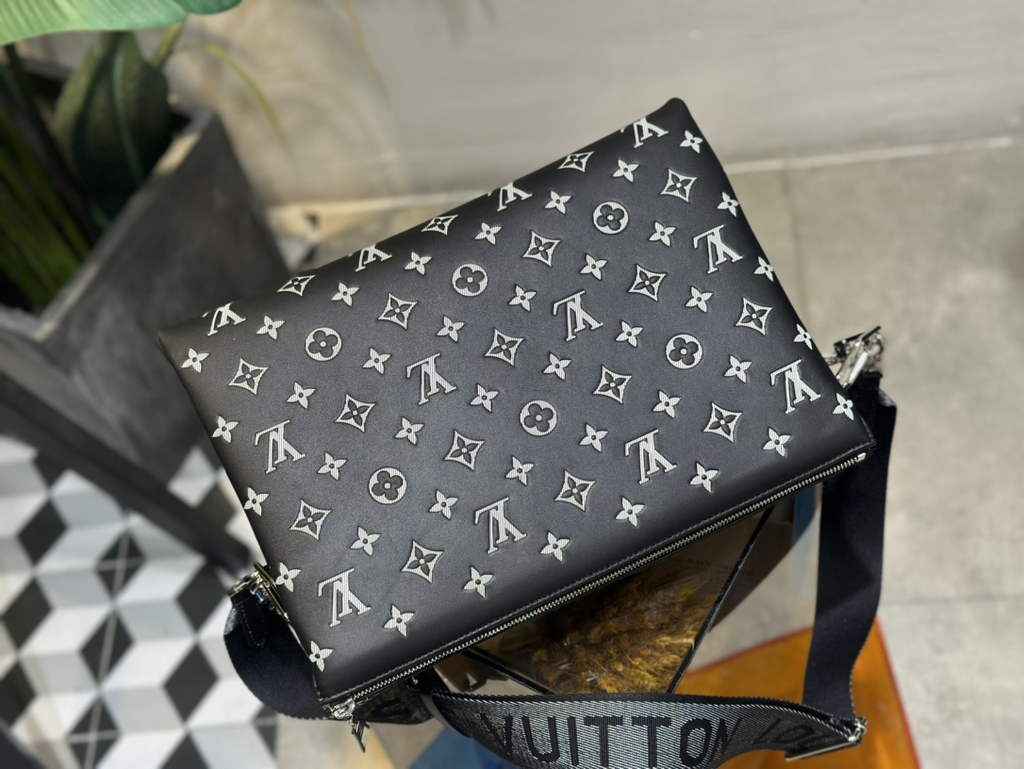 Louis Vuitton M21661 Coussin MM Handbags lambskin Black Gray