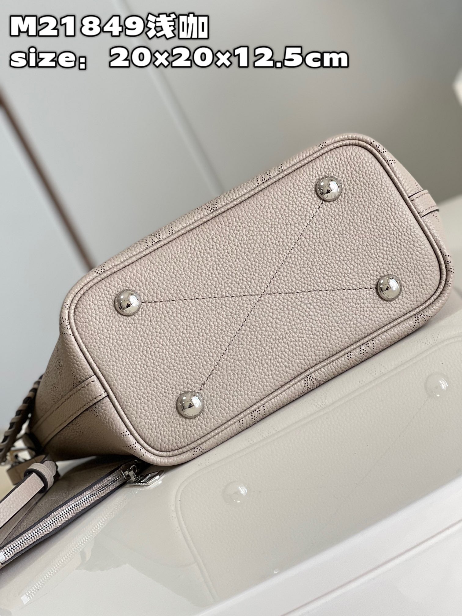Louis Vuitton M21849 Blossom PM Bag Mahina Leather In Galet Beige - Default Title - View 5
