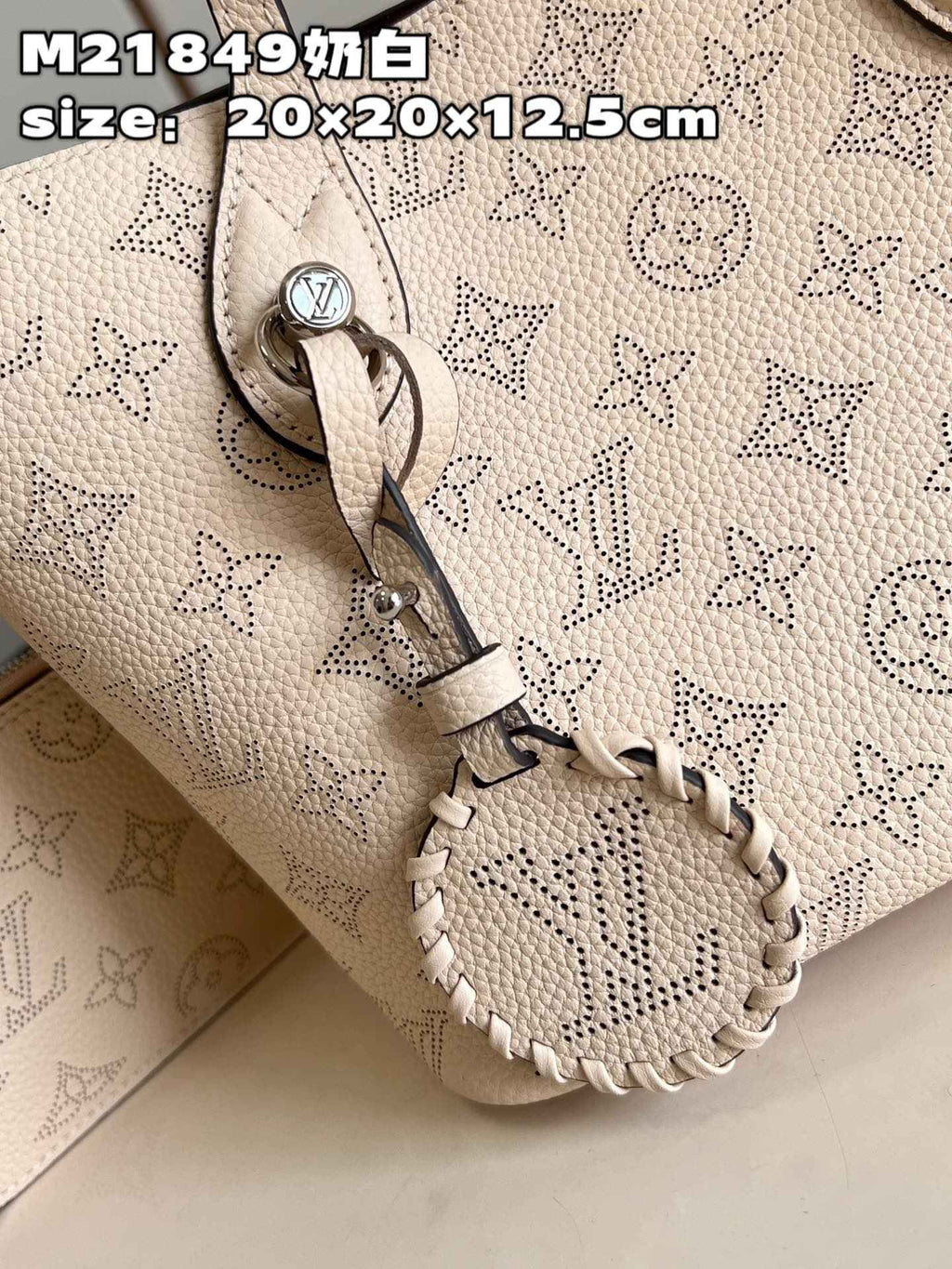 Louis Vuitton M21909 Blossom PM Bag Mahina Leather In Crème Beige - Default Title - View 3