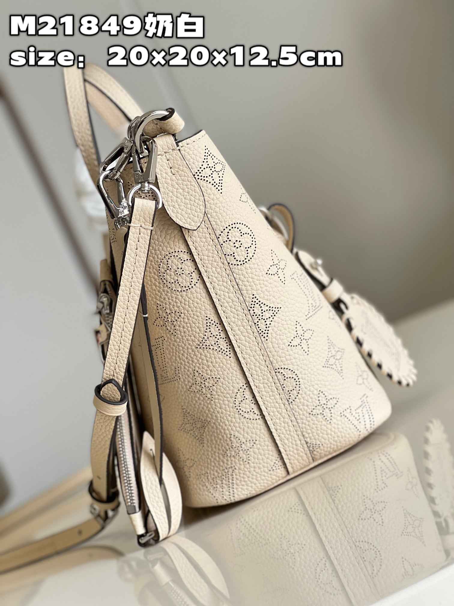 Louis Vuitton M21909 Blossom PM Bag Mahina Leather In Crème Beige - Default Title - View 2