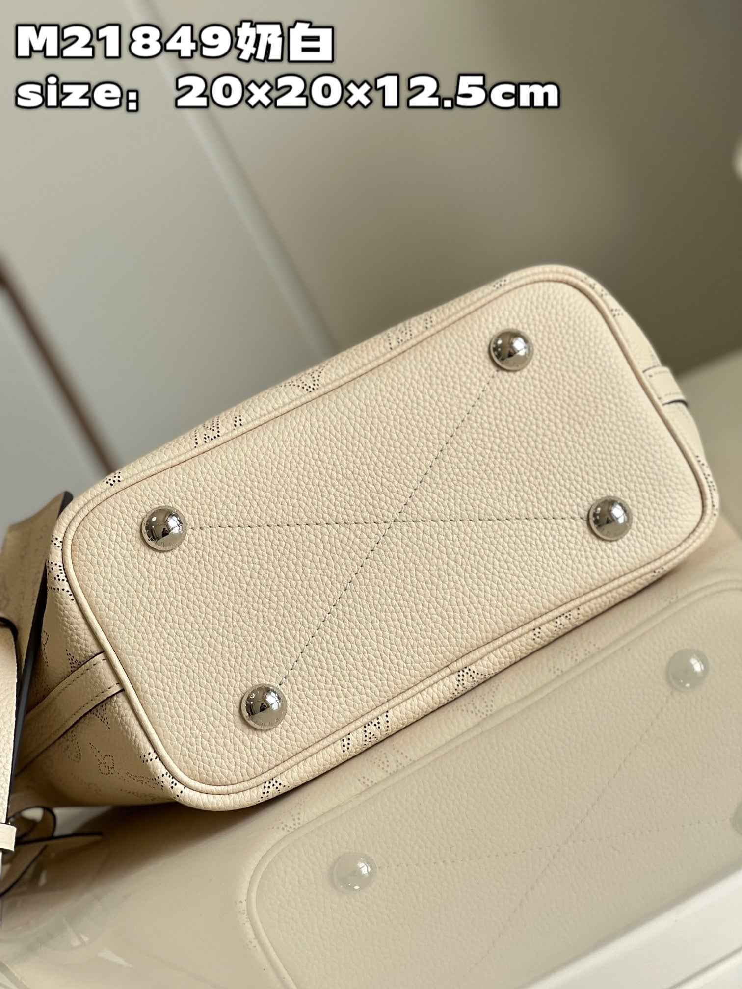 Louis Vuitton M21909 Blossom PM Bag Mahina Leather In Crème Beige - Default Title - View 4