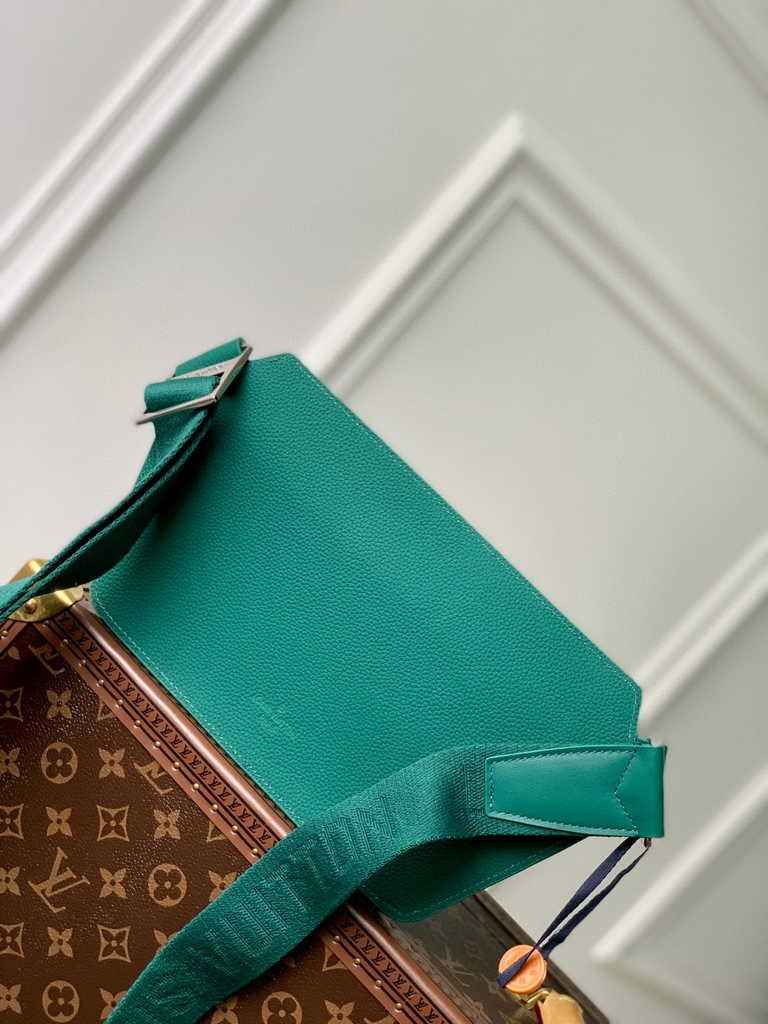 Louis Vuitton M22665 Takeoff Slingbag LV Aerogram Men Green