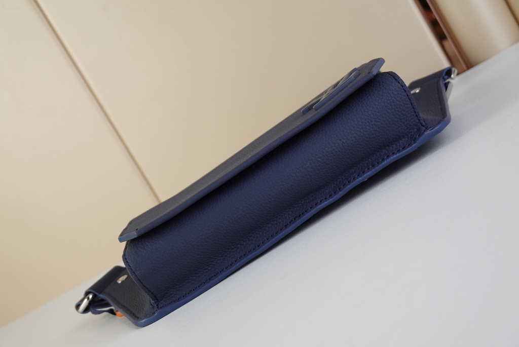 Louis Vuitton M22665 Takeoff Slingbag LV Aerogram Men Navy Blue