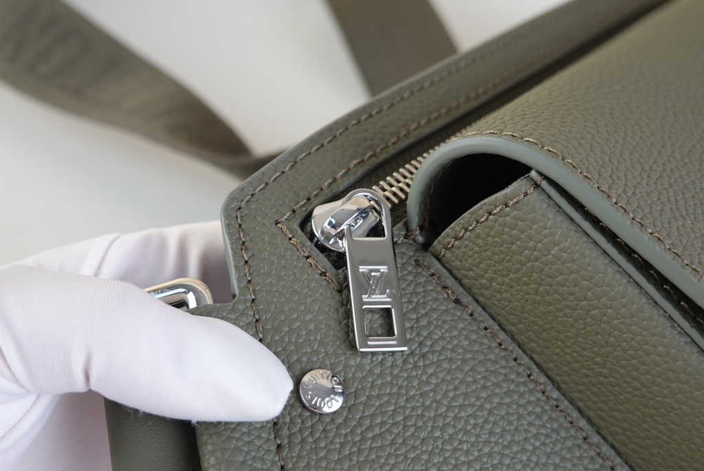 Louis Vuitton M22665 Takeoff Slingbag LV Aerogram Men dark green