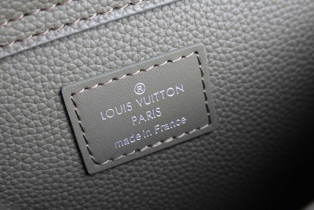 Louis Vuitton M22665 Takeoff Slingbag LV Aerogram Men dark green