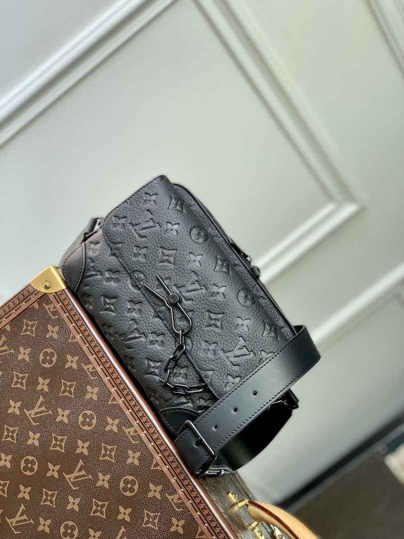 Louis Vuitton M23742 Steamer Messenger Black leather