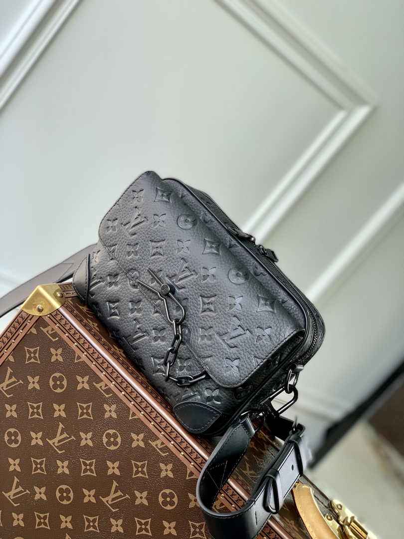 Louis Vuitton M23742 Steamer Messenger Black leather