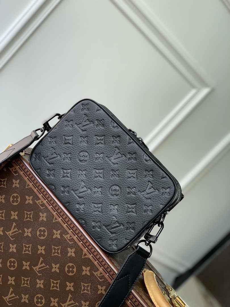 Louis Vuitton M23742 Steamer Messenger Black leather