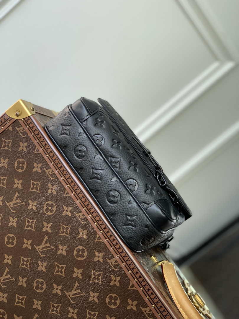 Louis Vuitton M23742 Steamer Messenger Black leather