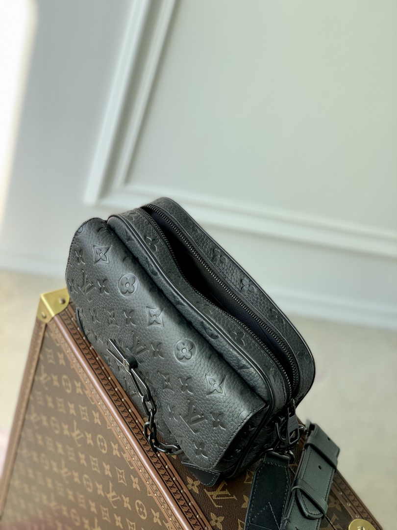 Louis Vuitton M23742 Steamer Messenger Black leather