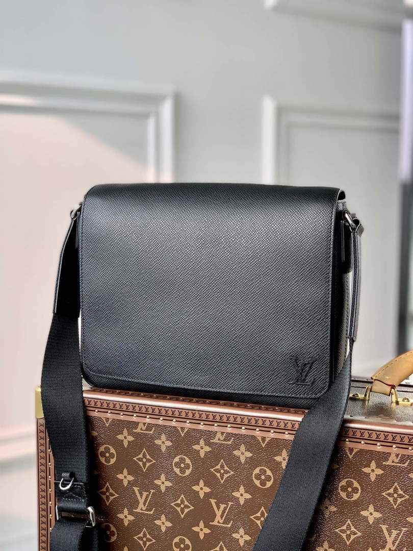 Louis Vuitton M30850 District PM Taiga Leather Bag Black