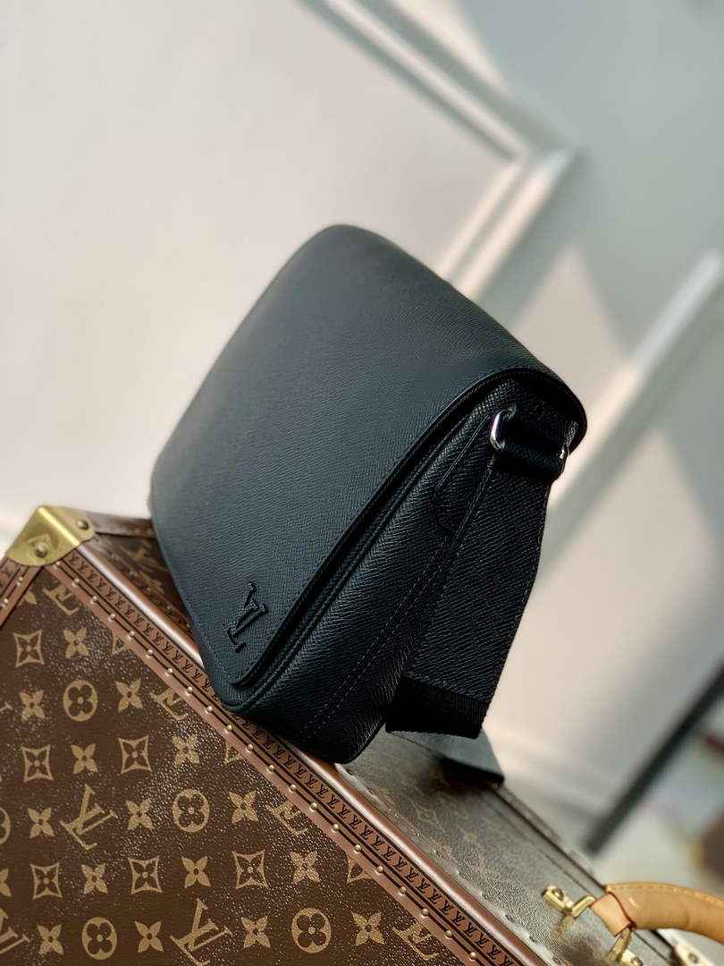 Louis Vuitton M30850 District PM Taiga Leather Bag Black