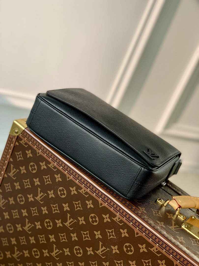 Louis Vuitton M30850 District PM Taiga Leather Bag Black
