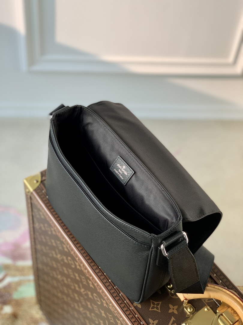 Louis Vuitton M30850 District PM Taiga Leather Bag Black