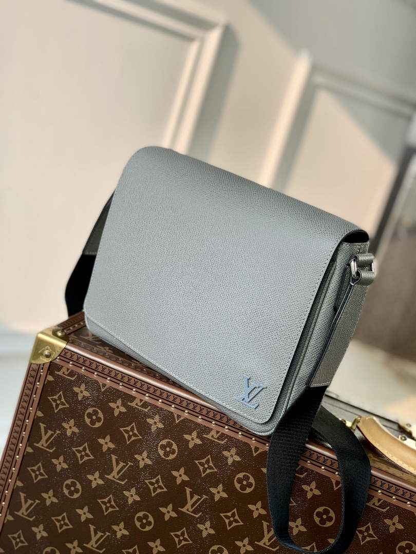 Louis Vuitton M30851 District PM Taiga Leather Bag Gray