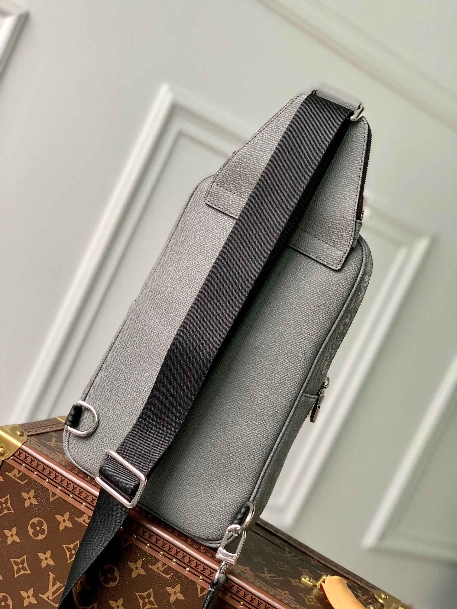 Louis Vuitton M30859 Avenue Slingbag Bag Taïga Leather Gray