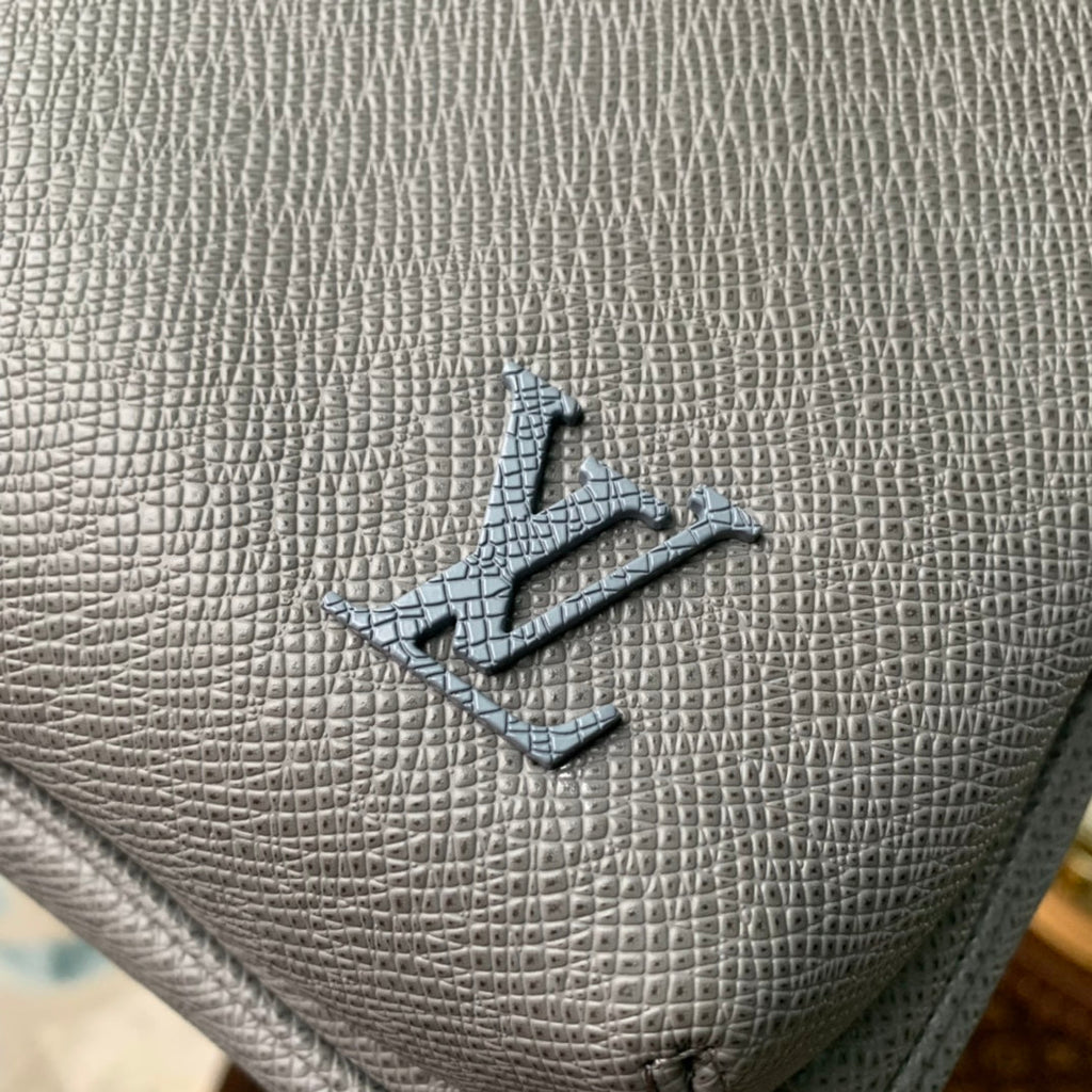Louis Vuitton M30859 Avenue Slingbag Bag Taïga Leather Gray