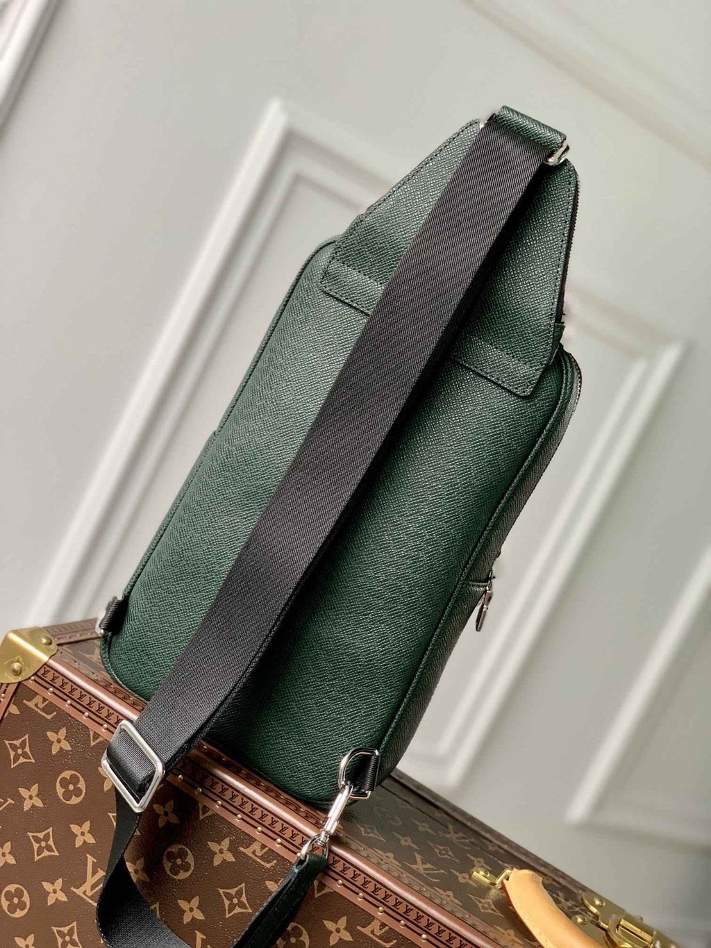 Louis Vuitton M30860 Avenue Slingbag Bag Taïga Leather Green