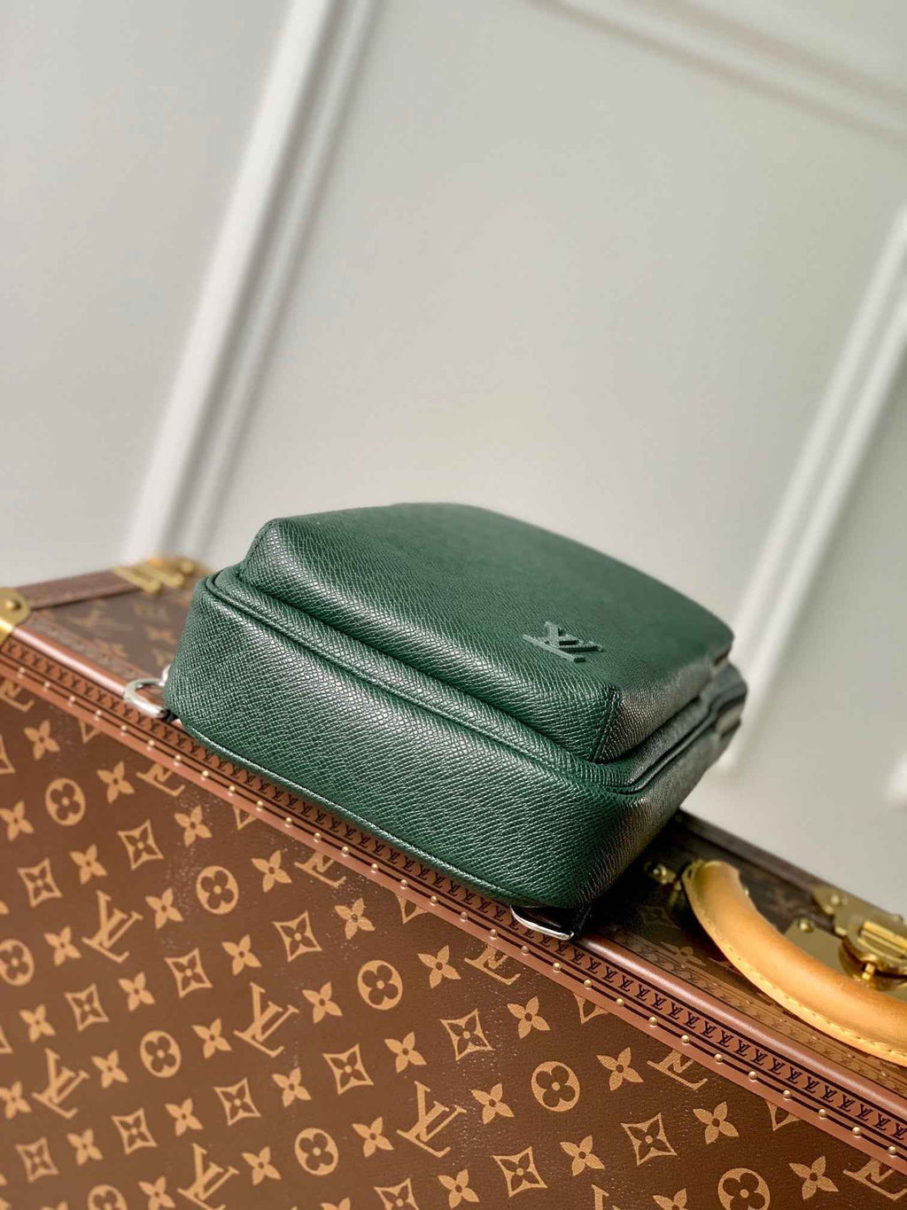 Louis Vuitton M30860 Avenue Slingbag Bag Taïga Leather Green
