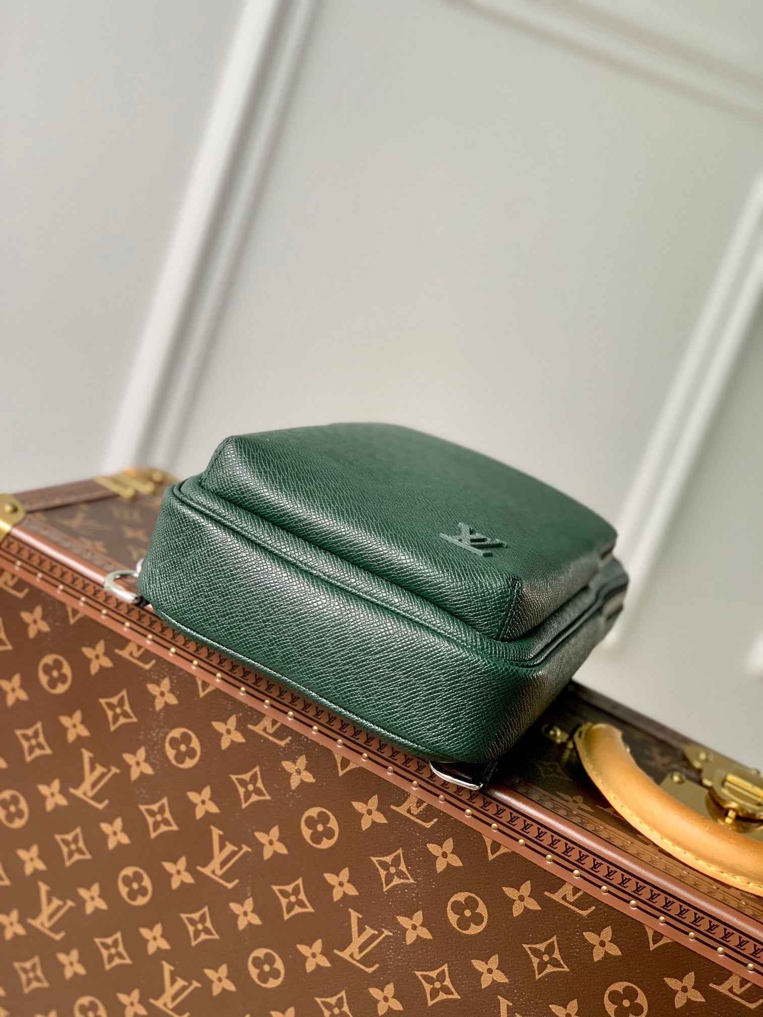 Louis Vuitton M30860 Avenue Slingbag Bag Taïga Leather Green