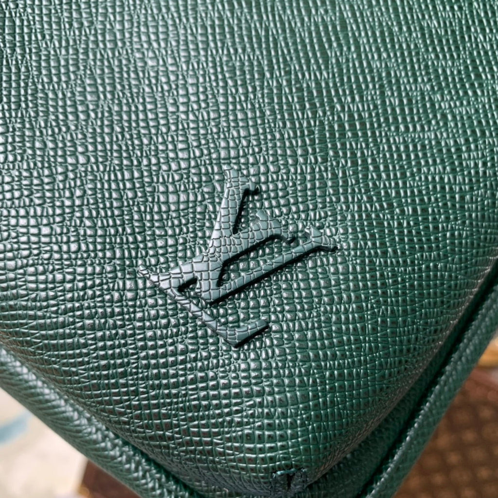 Louis Vuitton M30860 Avenue Slingbag Bag Taïga Leather Green