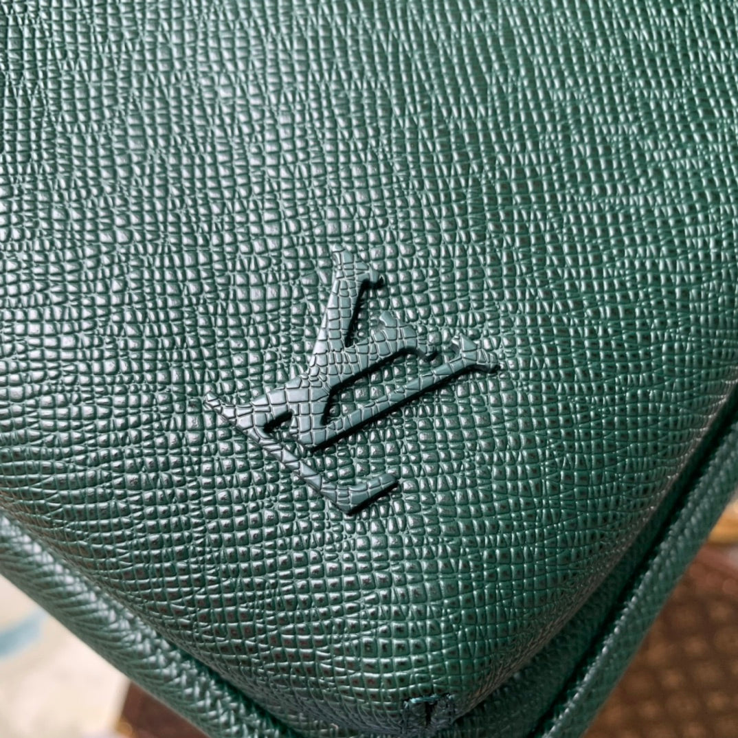 Louis Vuitton M30860 Avenue Slingbag Bag Taïga Leather Green
