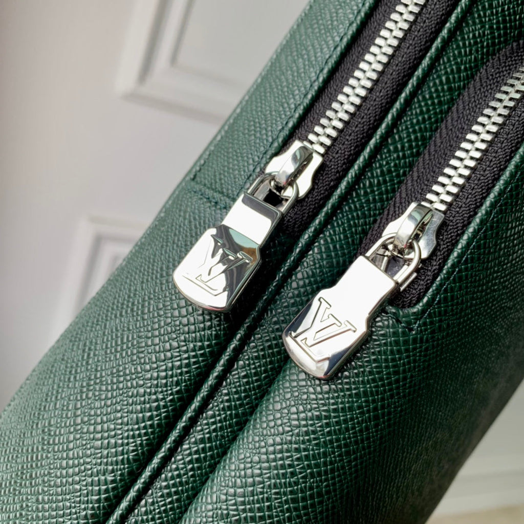 Louis Vuitton M30860 Avenue Slingbag Bag Taïga Leather Green