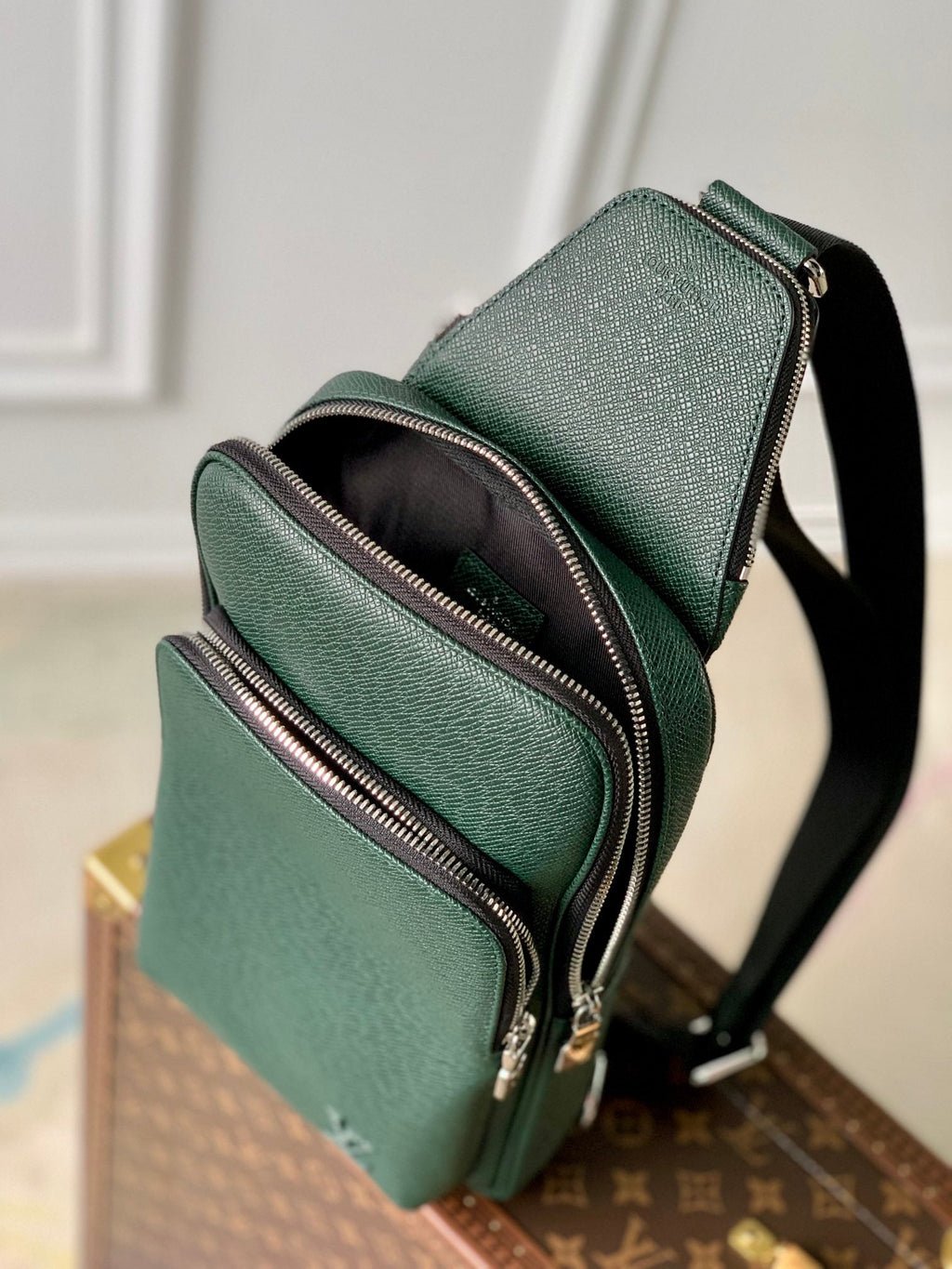 Louis Vuitton M30860 Avenue Slingbag Bag Taïga Leather Green