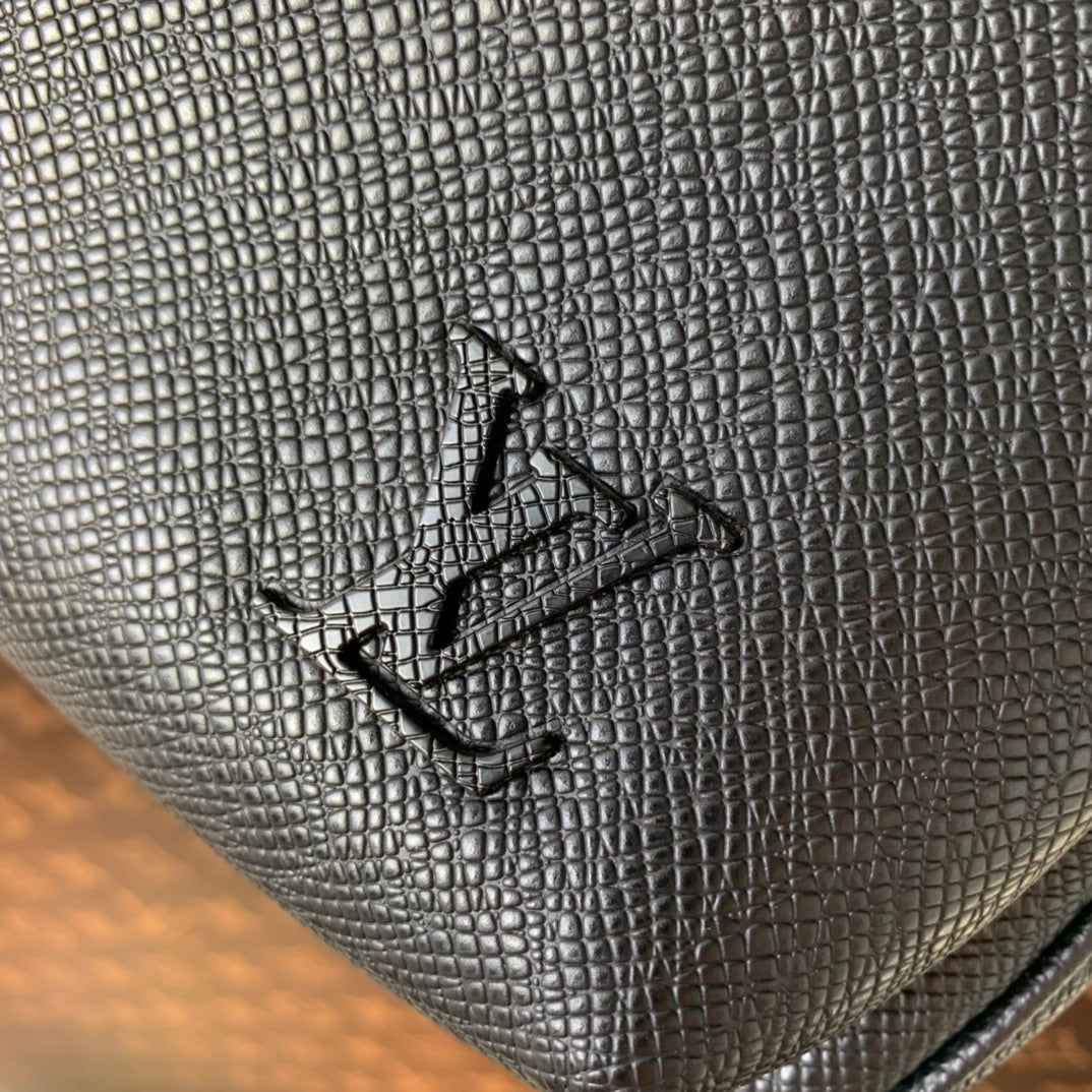 Louis Vuitton M30443 Avenue Slingbag Bag Taïga Leather Black