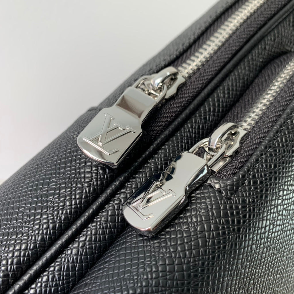 Louis Vuitton M30443 Avenue Slingbag Bag Taïga Leather Black