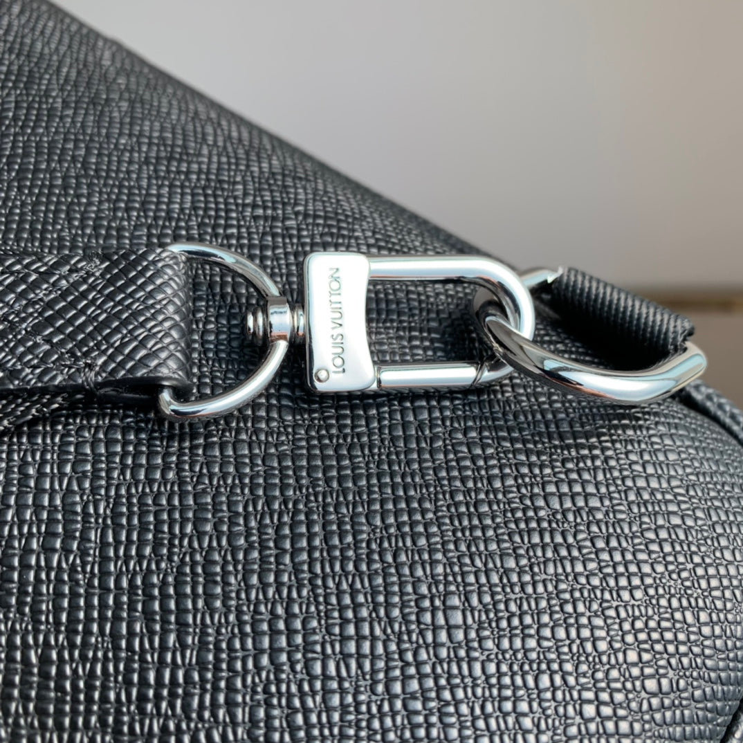Louis Vuitton M30443 Avenue Slingbag Bag Taïga Leather Black