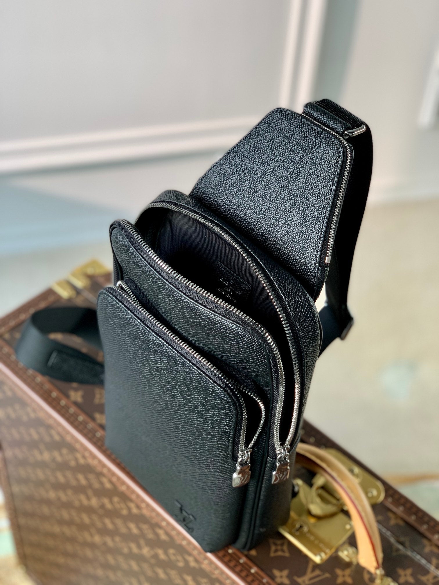 Louis Vuitton M30443 Avenue Slingbag Bag Taïga Leather Black