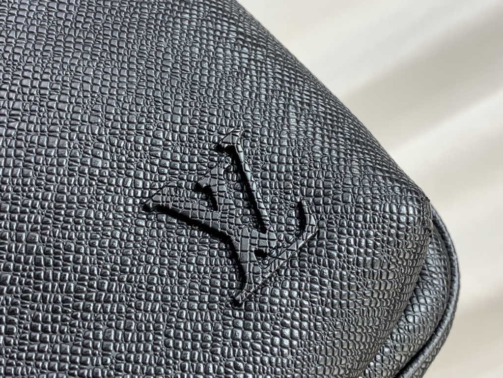 Louis Vuitton M30863 Avenue Slingbag Bag Black Taiga cowhide leather