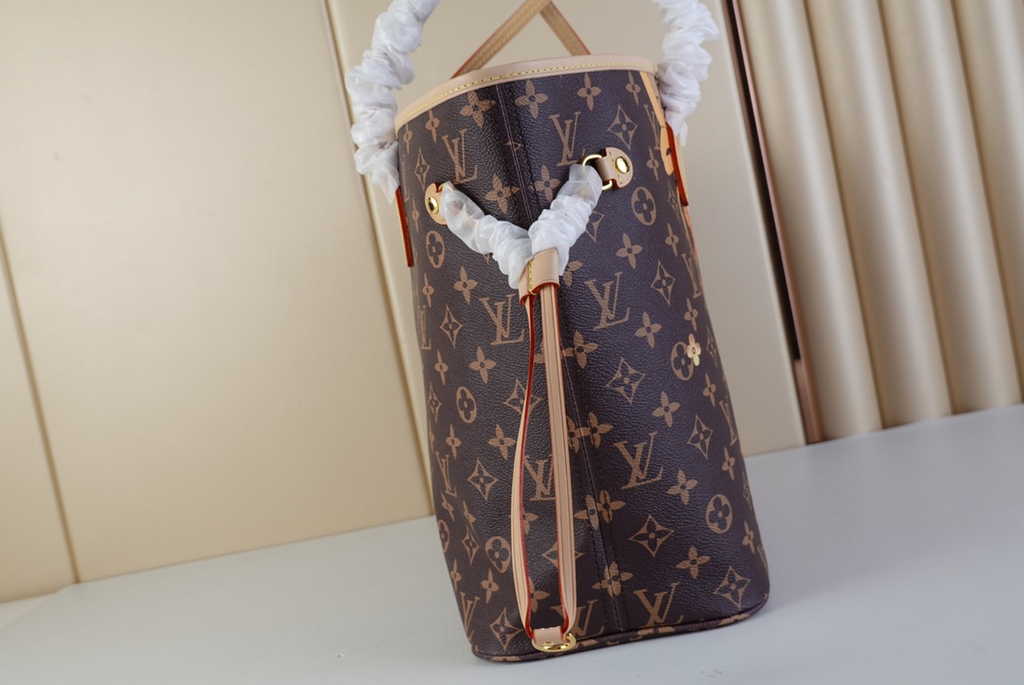 Louis Vuitton M40699 Neverfull MM Monogram Leather Dog