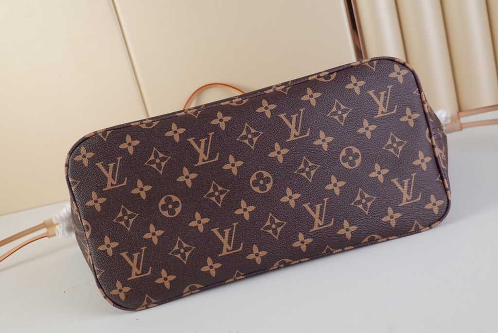 Louis Vuitton M40699 Neverfull MM Monogram Leather Dog